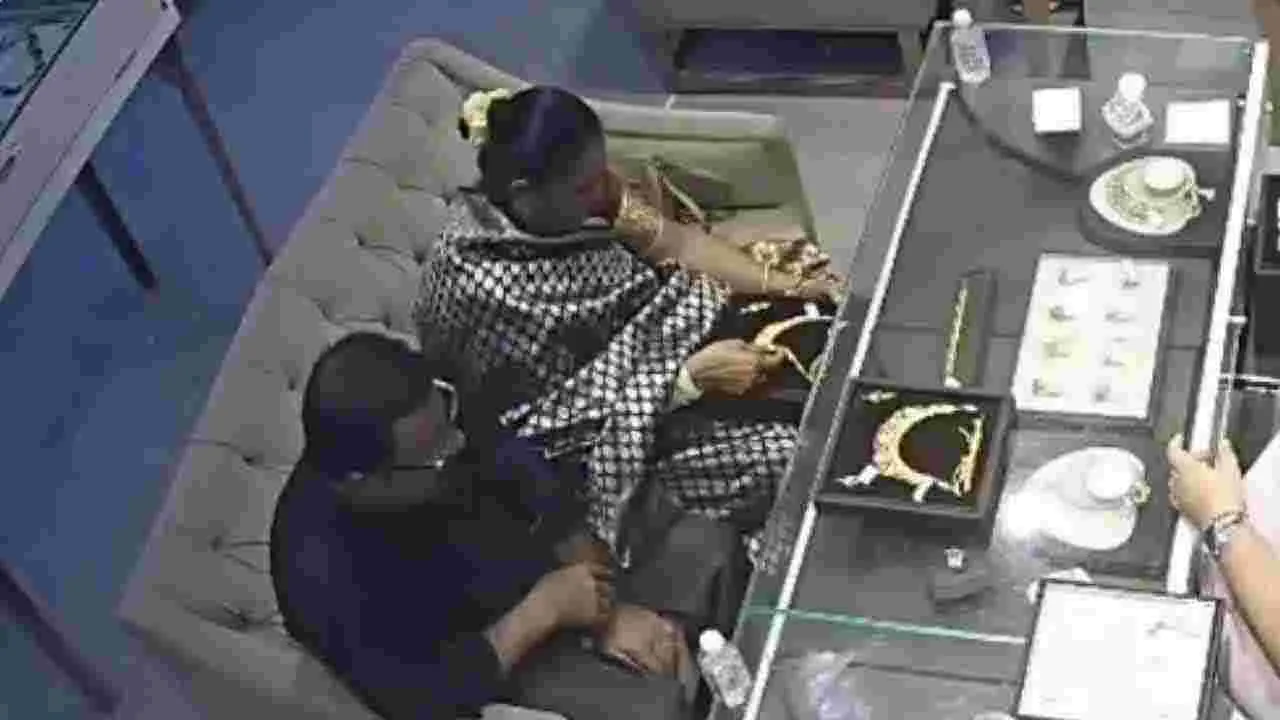 Couple Caught On Camera: కేడీ కపుల్.. మాటల్లో పెట్టి 6 లక్షల నగ కొట్టేశారు.. 