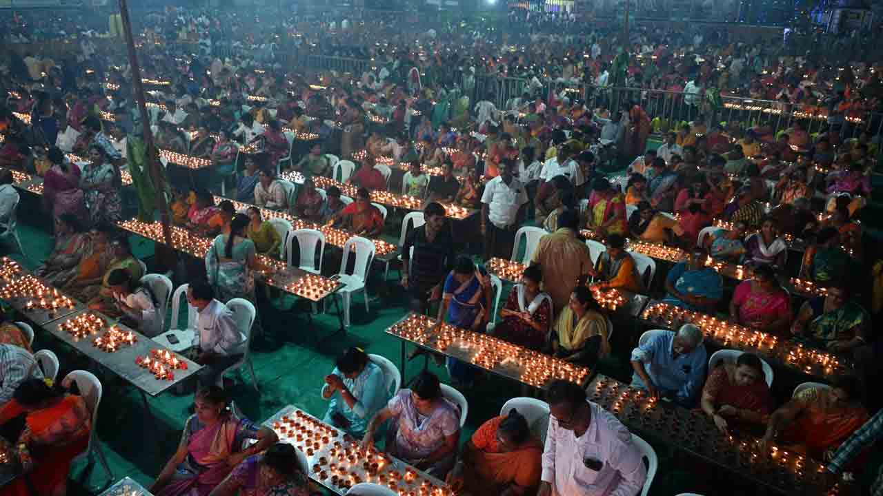 VPR Foundation Laksha Deepotsavam: నెల్లూరు వీఆర్సీ మైదానంలో లక్ష దీపోత్సవం