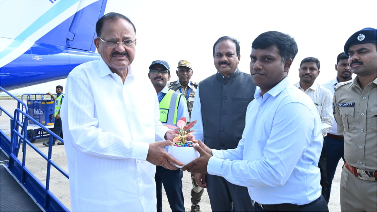 Venkaiah Naidu: కడపకు చేరుకున్న మాజీ ఉపరాష్ట్రపతి వెంకయ్య నాయుడు