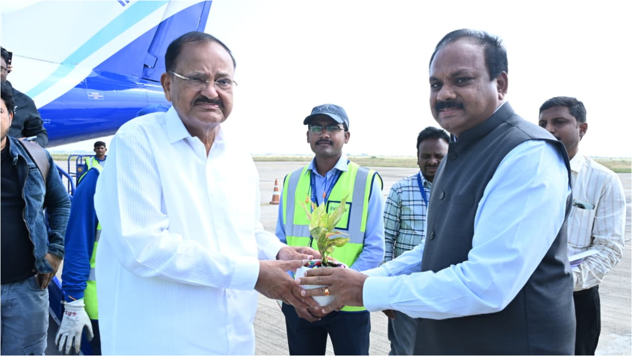 Venkaiah Naidu: కడపకు చేరుకున్న మాజీ ఉపరాష్ట్రపతి వెంకయ్య నాయుడు
