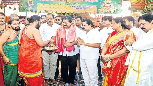 కనకమహాలక్ష్మి ఆలయంలో ఏకపక్ష ధోరణి