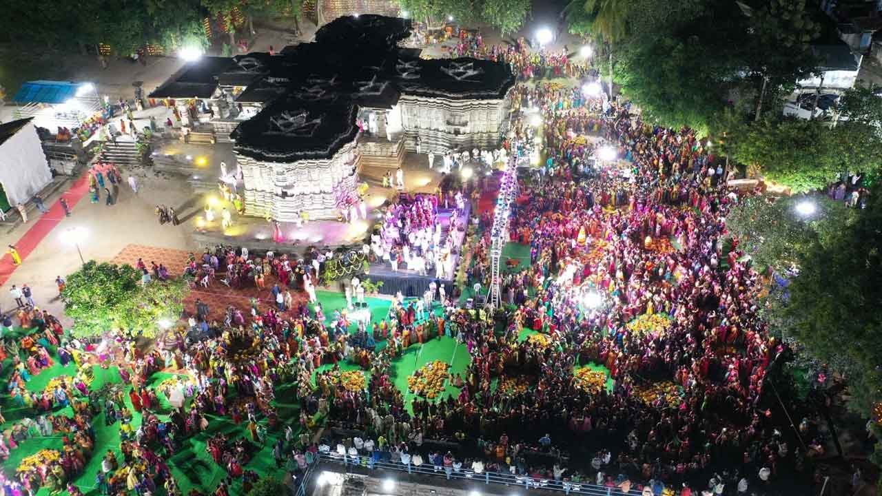 Warangal Veerabhadra Temple : వేయిస్తంభాల ఆలయంలో ప్రారంభమైన బతుకమ్మ సంబరాలు