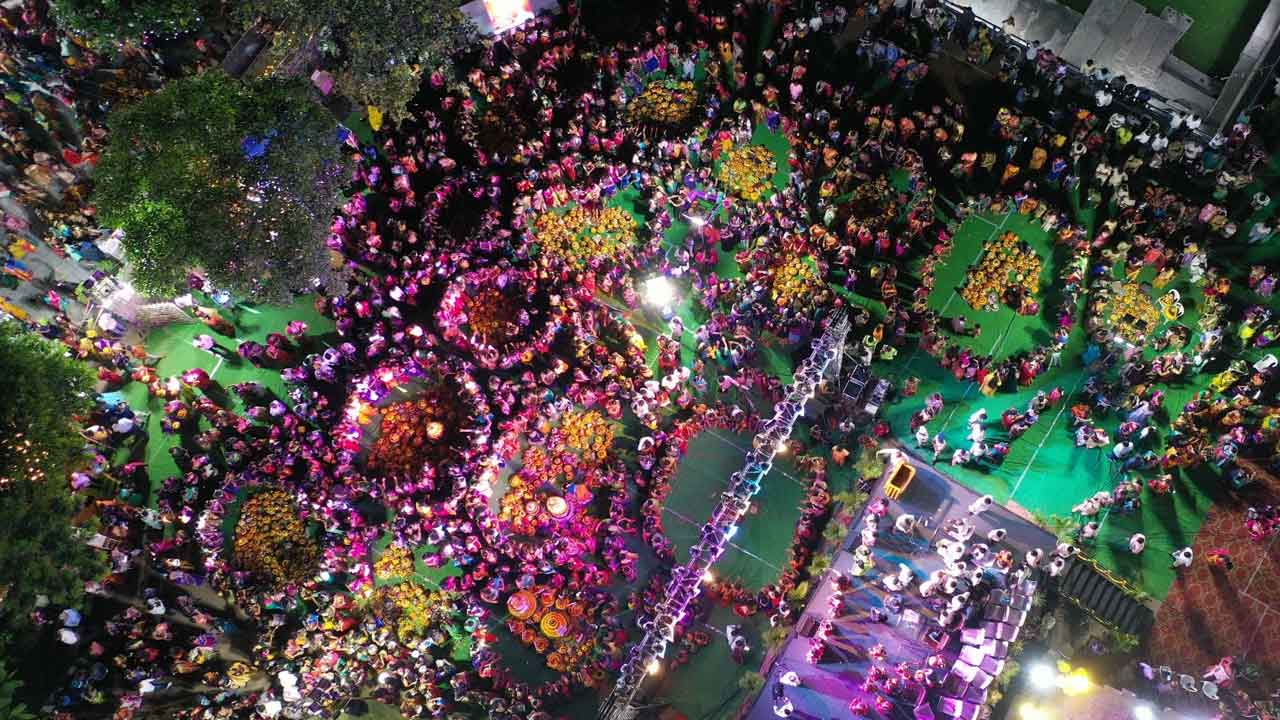 Warangal Veerabhadra Temple : వేయిస్తంభాల ఆలయంలో ప్రారంభమైన బతుకమ్మ సంబరాలు