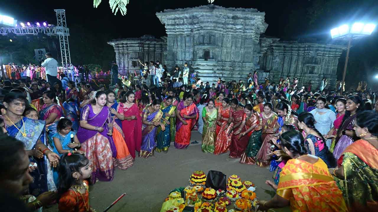 Warangal Veerabhadra Temple : వేయిస్తంభాల ఆలయంలో ప్రారంభమైన బతుకమ్మ సంబరాలు