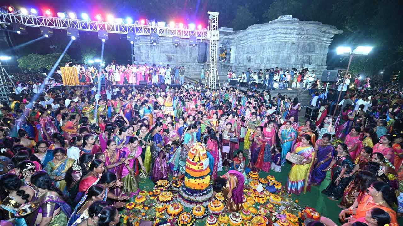 Warangal Veerabhadra Temple : వేయిస్తంభాల ఆలయంలో ప్రారంభమైన బతుకమ్మ సంబరాలు