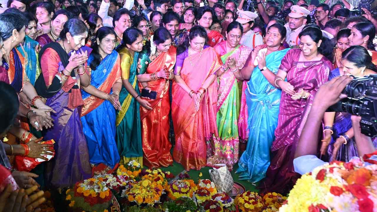 Warangal Veerabhadra Temple : వేయిస్తంభాల ఆలయంలో ప్రారంభమైన బతుకమ్మ సంబరాలు