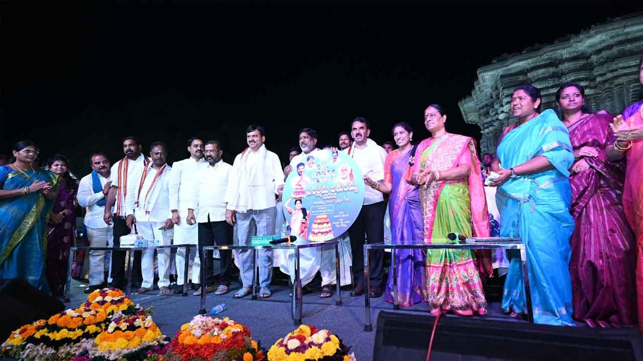 Warangal Veerabhadra Temple : వేయిస్తంభాల ఆలయంలో ప్రారంభమైన బతుకమ్మ సంబరాలు