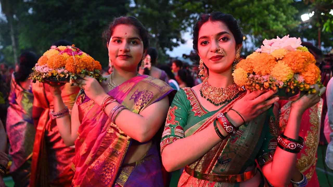 Warangal Veerabhadra Temple : వేయిస్తంభాల ఆలయంలో ప్రారంభమైన బతుకమ్మ సంబరాలు