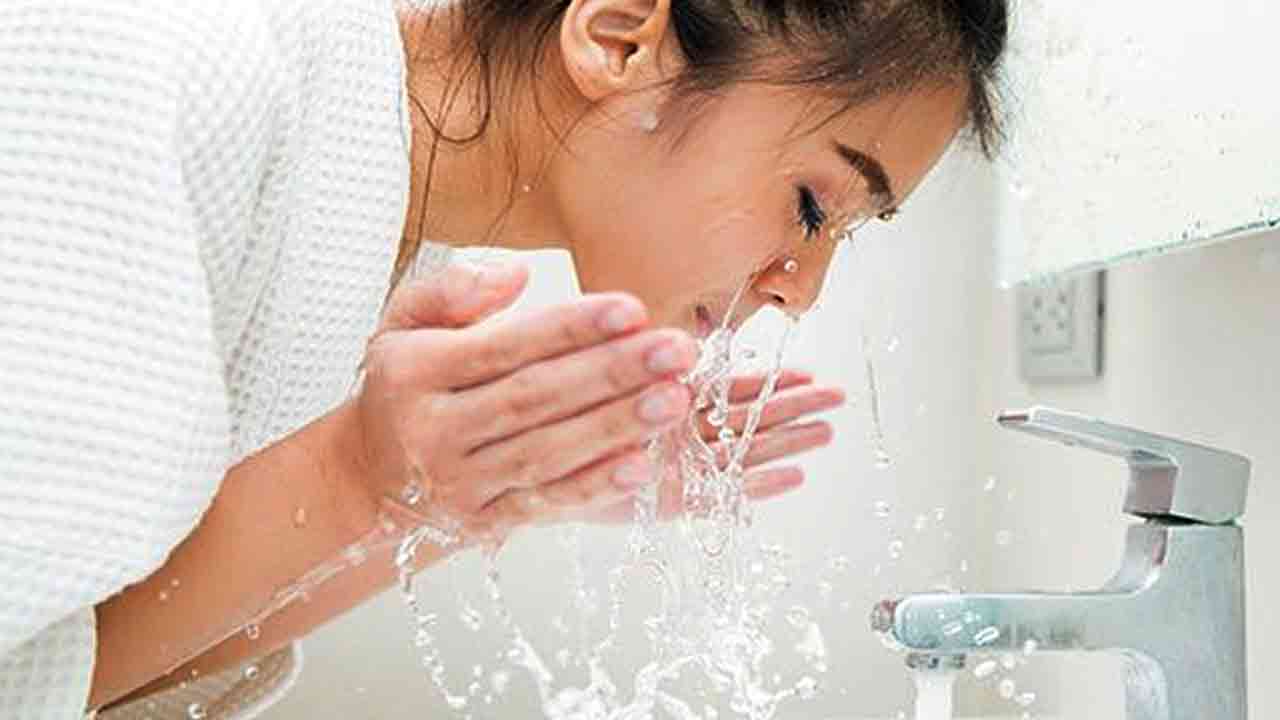 Aloe Vera Health Tips: రాత్రి పడుకునే ముందు కలబందను ముఖానికి రాసుకుంటే.. ఏమవుతుందో తెలుసా..