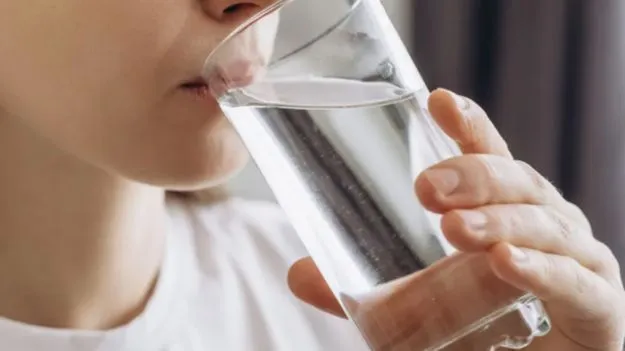 Health Tips Of Water: వీటిని తిన్న వెంటనే ఎట్టి పరిస్థితుల్లోనూ నీళ్లు తాగకూడదు.. ఎందుకంటే..