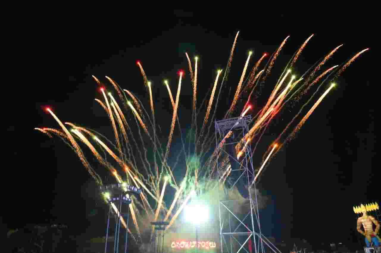  Ravana Dahanam Celebrations: ఘనంగా రావణ దహనం..కనువిందు చేసిన తారాజువ్వలు