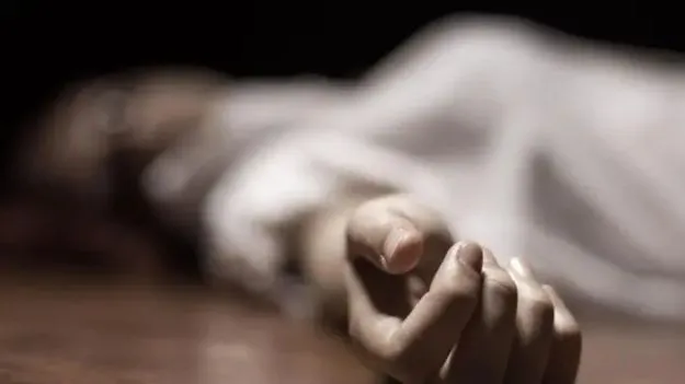 Extramarital Affair: వివాహేతర సంబంధం.. కుమారుడి ఎదుటే మహిళ దారుణ హత్య 