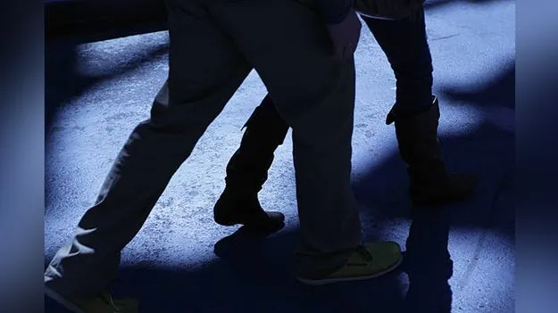 Illegal Relation: అర్ధరాత్రి యువకుడిని ఇంటికి పిలిచిన మహిళ.. కట్ చేస్తే బిగ్ షాక్..!