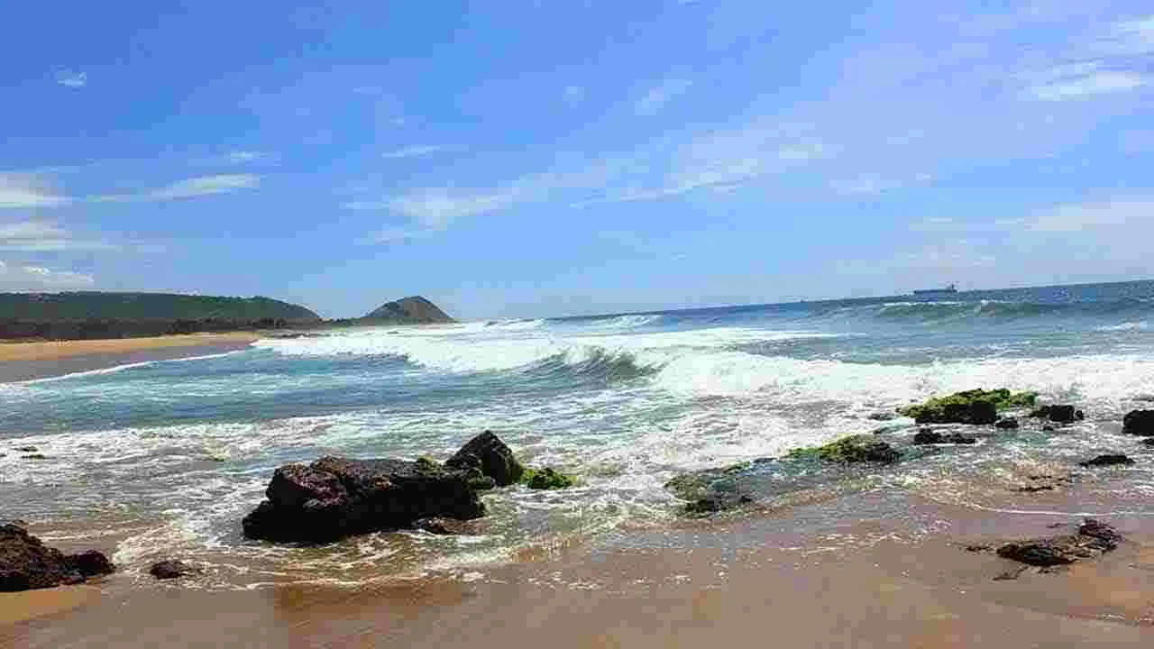 Yarada Beach Accident: యారాడ బీచ్‌లో విషాదం.. సముద్రంలో కొట్టుకుపోయిన విదేశీయులు..