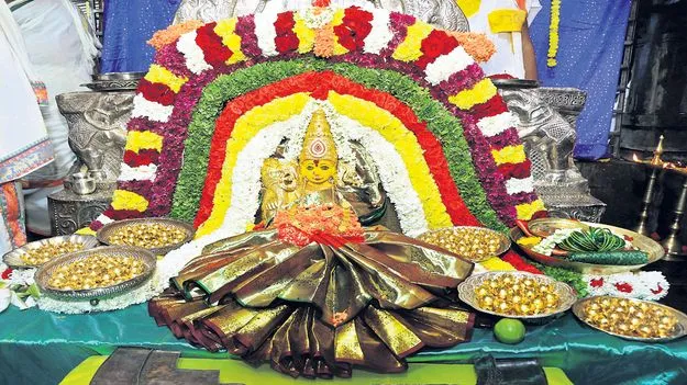 స్వర్ణకవచ అలంకరణలోకనకమహాలక్ష్మి అమ్మవారు