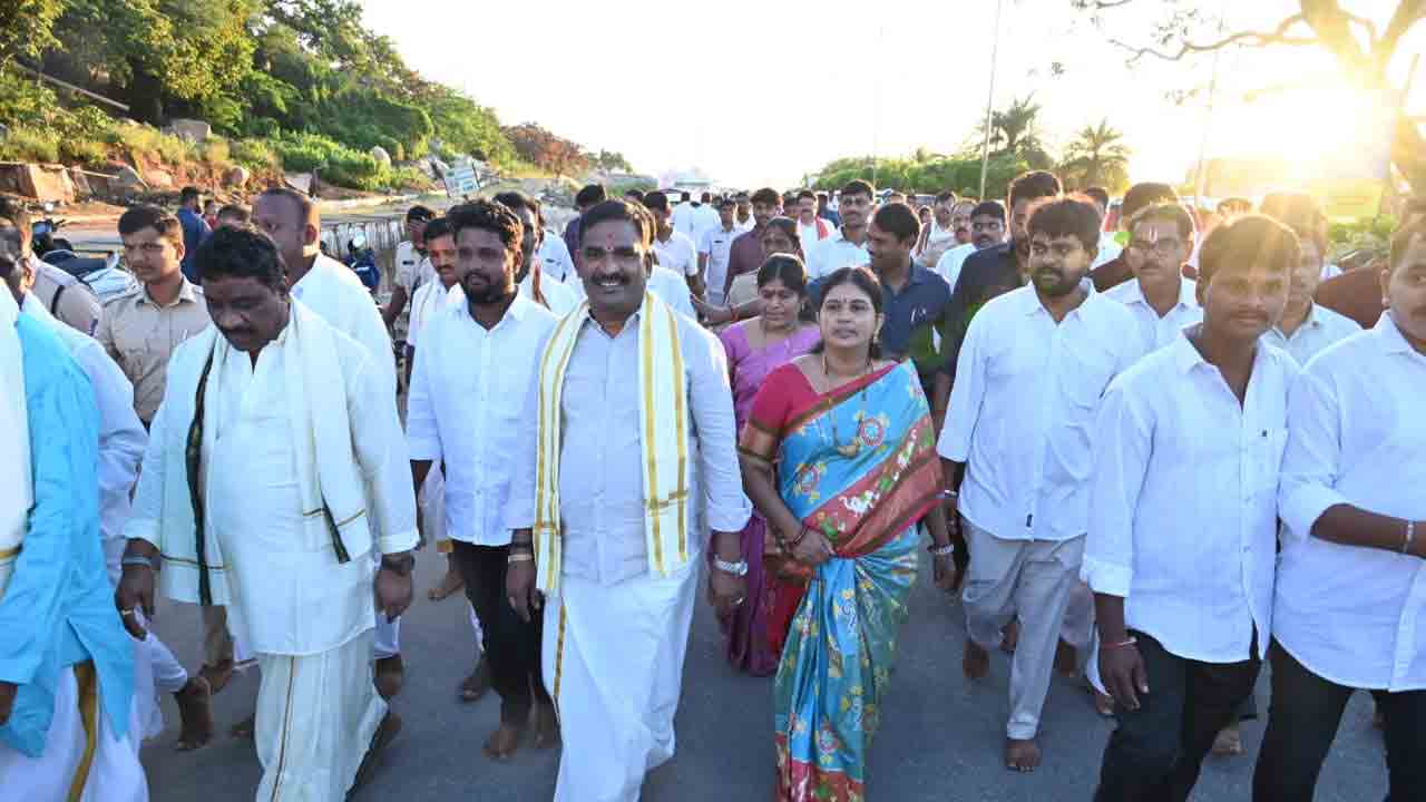 Yadagirigutta Temple: యాదగిరిగుట్టలో గిరి ప్రదక్షణ.. భారీగా పాల్గొన్న భక్తులు