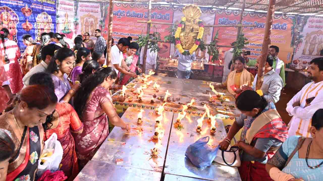 Yadagirigutta Temple: యాదగిరిగుట్టలో గిరి ప్రదక్షణ.. భారీగా పాల్గొన్న భక్తులు