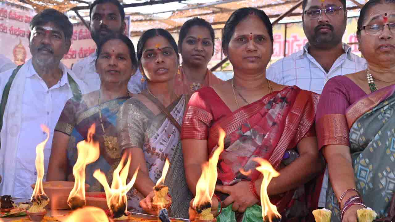Yadagirigutta Temple: యాదగిరిగుట్టలో గిరి ప్రదక్షణ.. భారీగా పాల్గొన్న భక్తులు