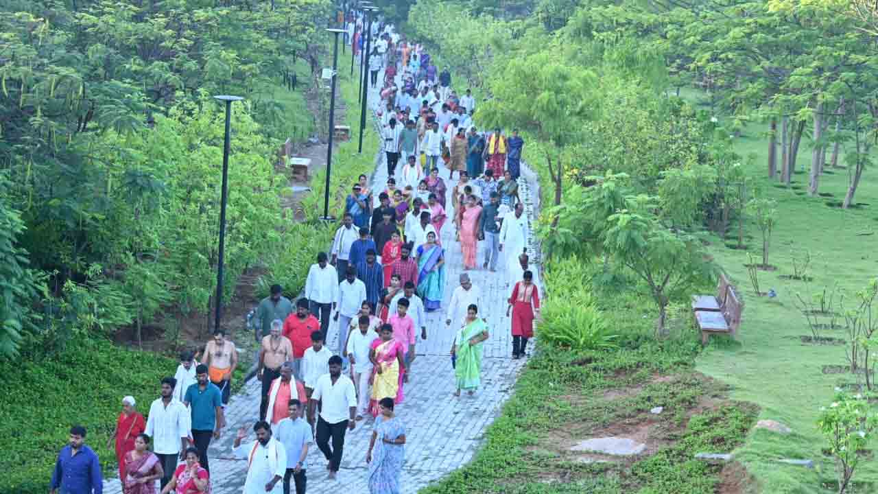 Yadagirigutta Temple: యాదగిరిగుట్టలో గిరి ప్రదక్షణ.. భారీగా పాల్గొన్న భక్తులు
