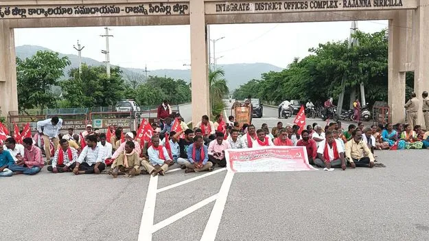 కలెక్టరేట్‌ ఎదుట గ్రామపంచాయతీ కార్మికులు ధర్నా