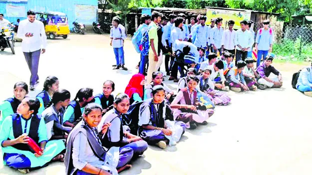 వేళకు సరిగా బస్సులు నడపాలి 