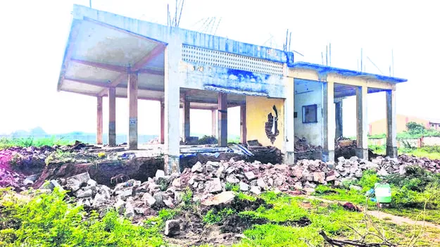 బస్టాండ్‌ కూల్చి ఏడాదైనా పట్టించుకోరా..!