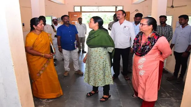 నామినేషన్‌ కేంద్రాలను పరిశీలించిన కలెక్టర్‌