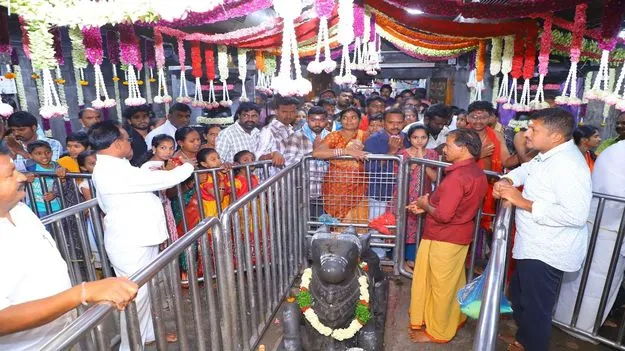 వేములవాడ రాజన్నకు భక్తుల మొక్కులు