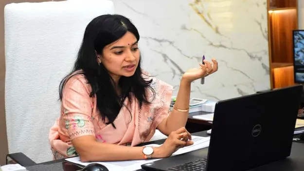 ఇందిరమ్మ ఇళ్ల నిర్మాణాలపై నిత్యం సమీక్షించాలి