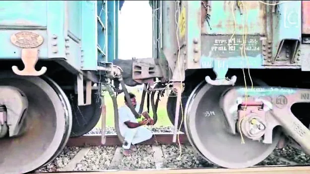 గూడ్స్‌ రైలు బోగీ లింక్‌ కట్‌