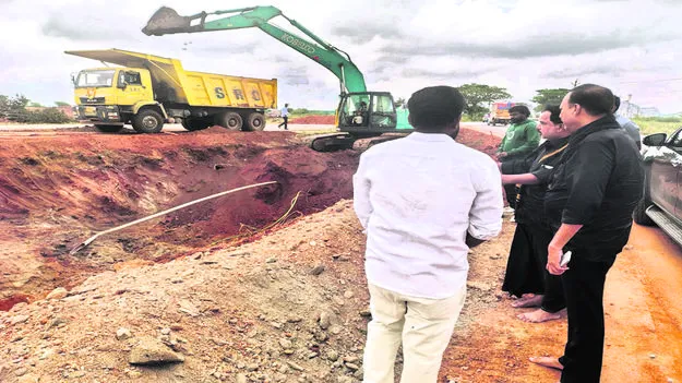 బీటీపీ కాలువ పనుల పరిశీలన