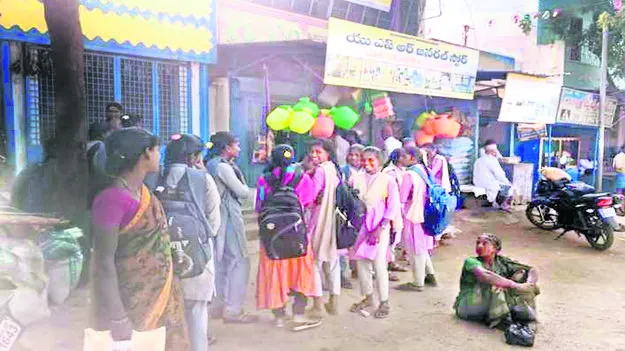 వేళకు రాని బస్సులు