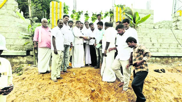 ఆలయ నిర్మాణానికి రూ. లక్ష విరాళం 