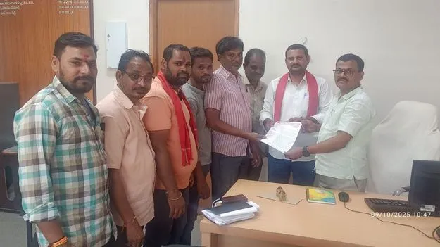 చేనేత, జౌళి శాఖ కార్యాలయాన్ని మార్చాలి