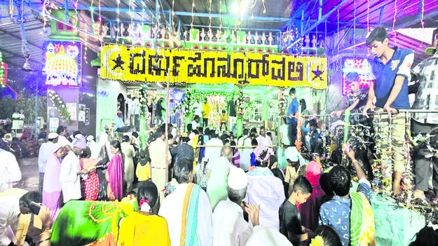 దర్గాకు పోటెత్తిన భక్తులు 