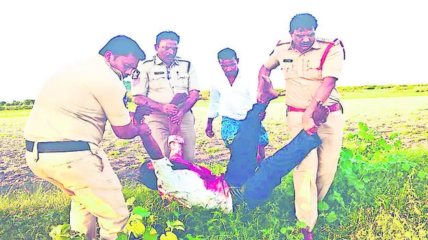 గొంతుకోసుకుని వ్యక్తి ఆత్మహత్యాయత్నం 