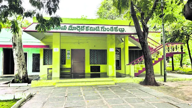 మార్కెట్‌ యార్డుకు మొండి బకాయిలు