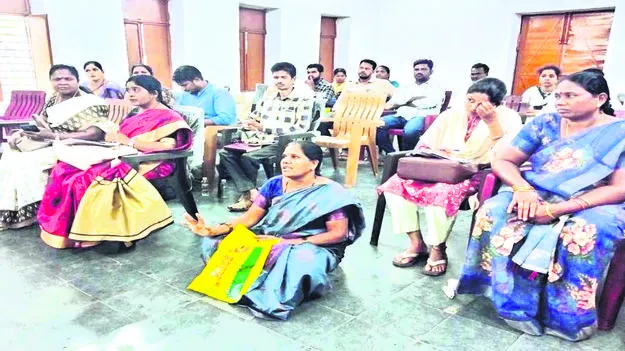 గ్రామాల్లో సమస్యలు పరిష్కరించాలి