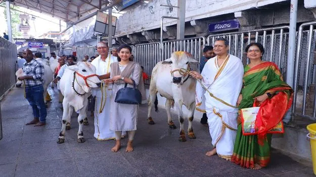 వేములవాడ రాజన్నకు భక్తుల నీరాజనాలు