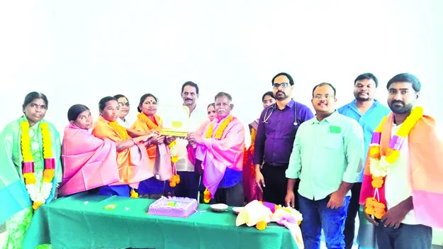 పారిశుధ్య కార్మికులకు సన్మానం 