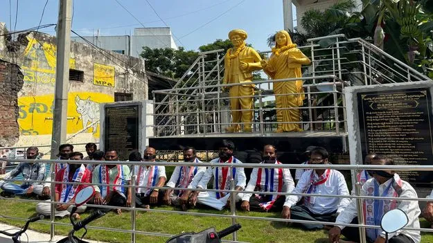 బీసీలకు 42 శాతం రిజర్వేషన్లు అమలుచేయాలి