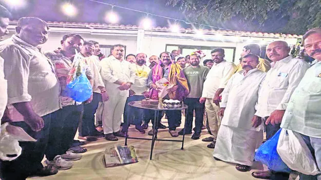 ఘనంగా ఎమ్మెల్యే గుమ్మనూరు జన్మదినం