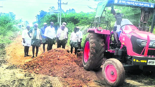 రోడ్డును బాగు చేసుకున్న రైతులు