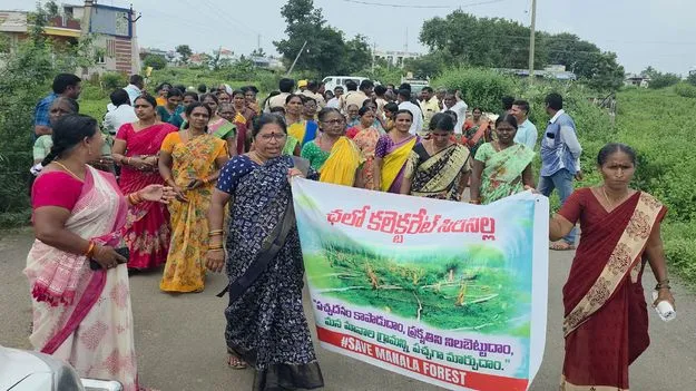 అటవీ భూములు రక్షించాలని కదంతొక్కిన గ్రామస్థులు