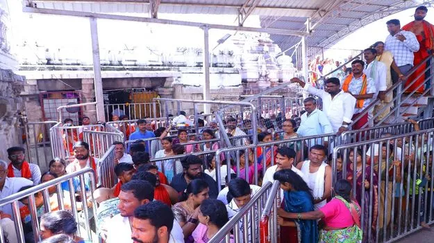 రాజన్న ఆలయానికి పోటెత్తిన భక్తులు