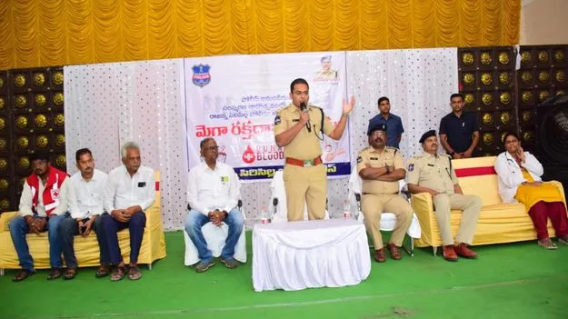 రక్తదానం చేసేందుకు ప్రతి ఒక్కరూ ముందుకు రావాలి