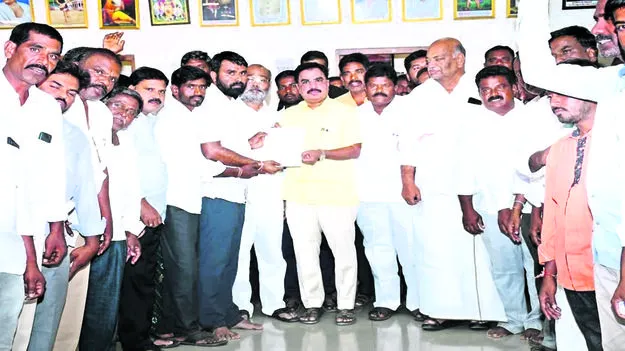 ప్రజా సమస్యలపై ఎమ్మెల్యేకు వినతులు