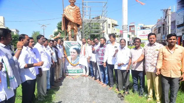 మాజీ ప్రధాని ఇందిరా గాంధీకి ఘన నివాళి