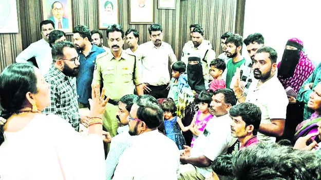 మురుగుకాలువలు నిర్మించాలని ధర్నా