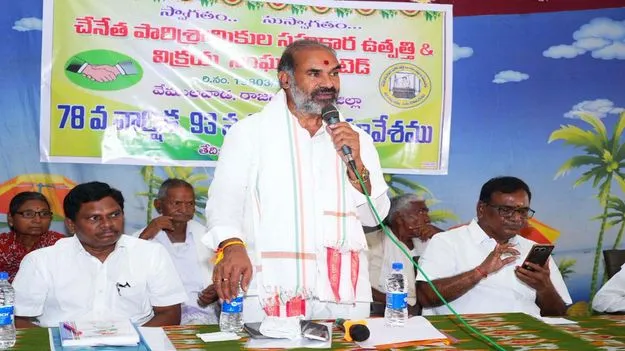 చేనేత పారిశ్రామిక సహకార అభివృద్ధికి కృషి